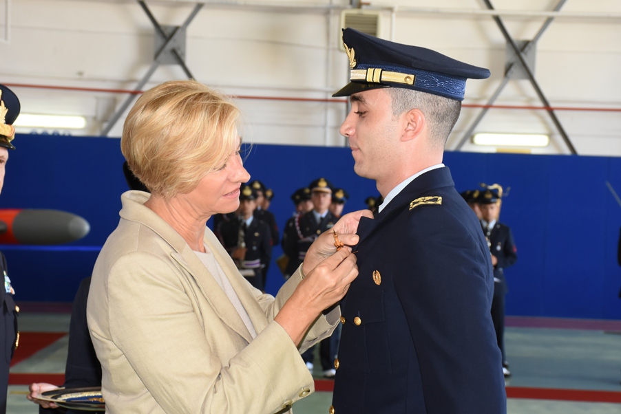 Il Ministro della Difesa in aeroporto per la consegna delle aquile a dieci piloti provenienti da quattro nazioni