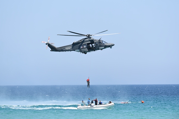 Piloti naufraghi al largo, il soccorso arriva dal cielo