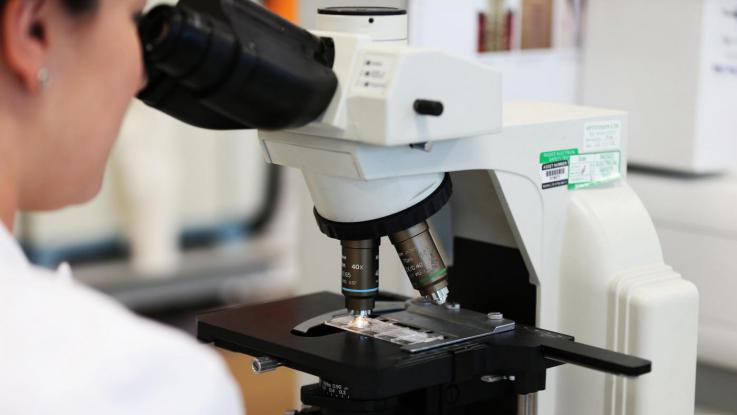 Microscopio e laser per la prevenzione del tumore alla cervice