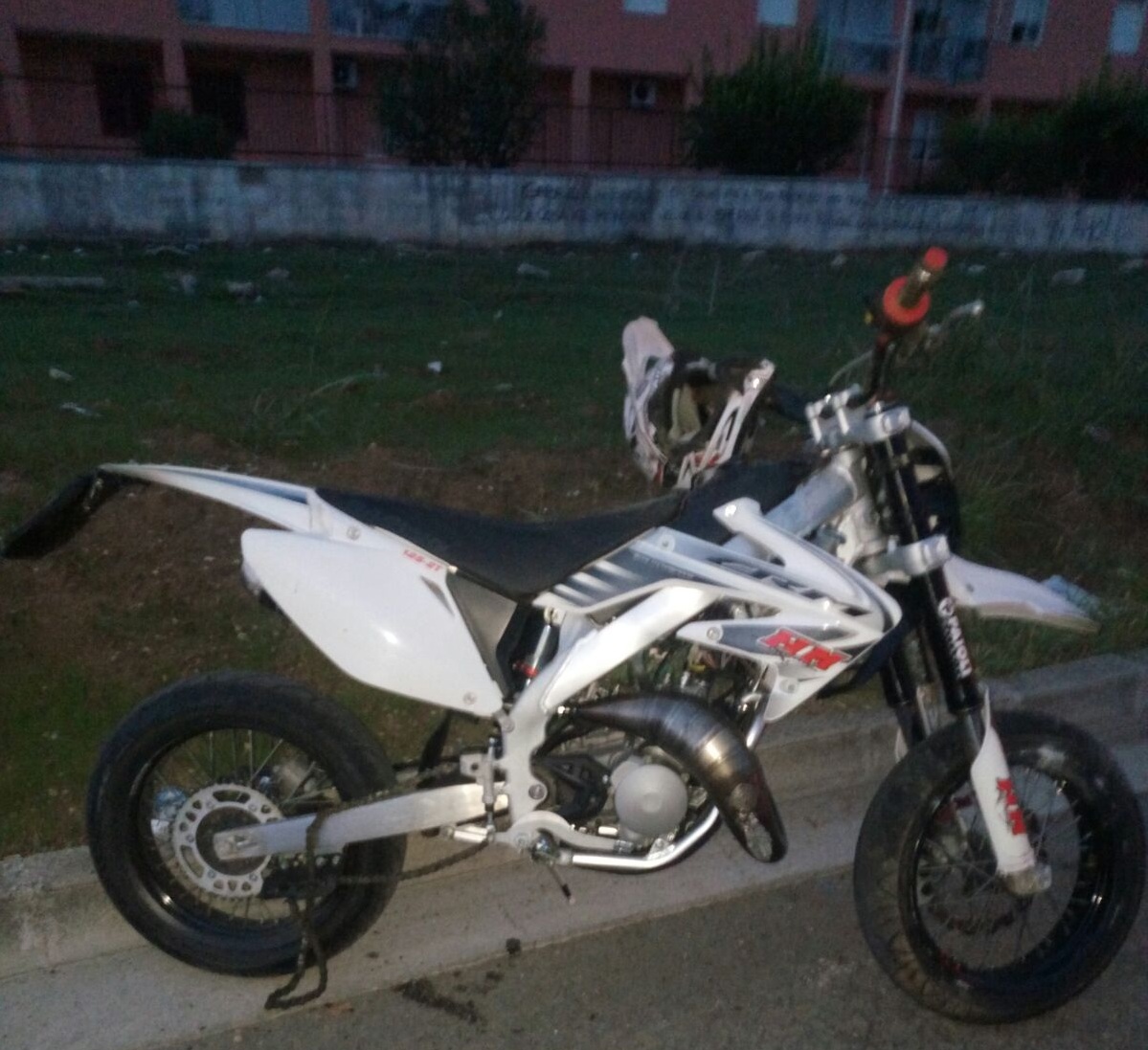 Giovane centauro galatinese esce quasi indenne da un "volo" in viale degli Studenti Giovane centauro galatinese esce quasi indenne da un "volo" in viale degli Studenti