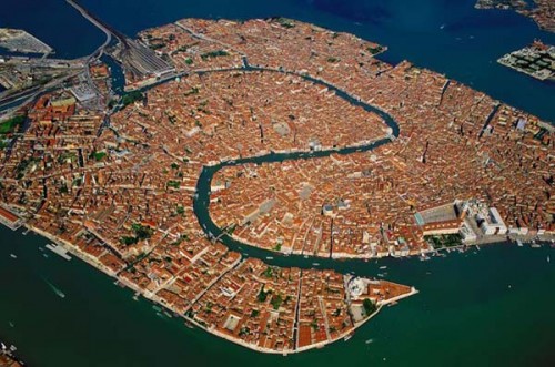 Venezia continua a sprofondare Venezia continua a sprofondare