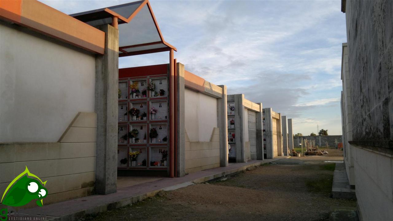 Il cimitero è in stato di abbandono Il cimitero è in stato di abbandono