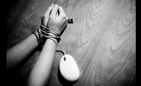 Diminuisce fra i giovani l'uso di alcol e tabacco ma cresce quello di droghe proibite. Preoccupa l'abuso di internet