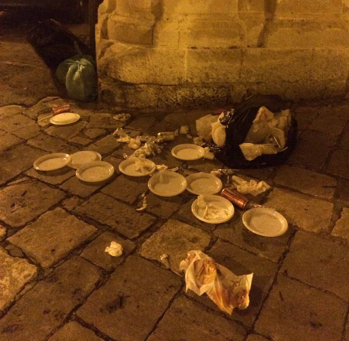 Atti di inciviltà in via Garibaldi