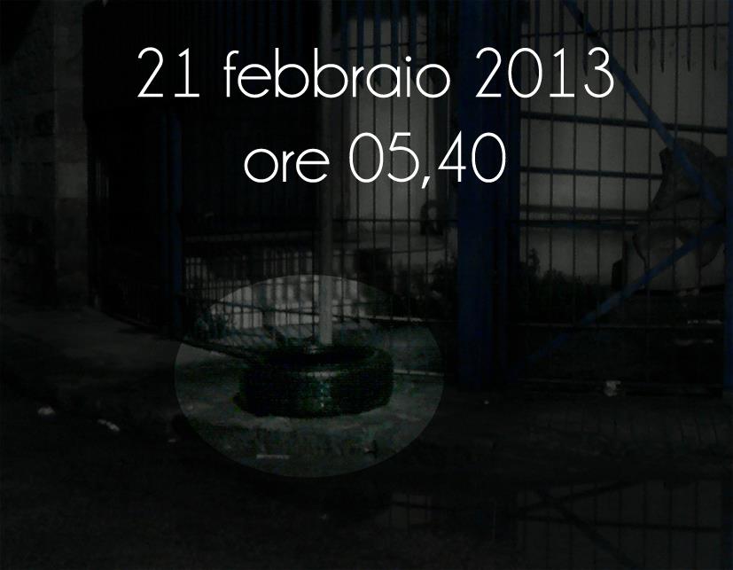 Il copertone è ancora all'ingresso dell'Istituto d'Arte