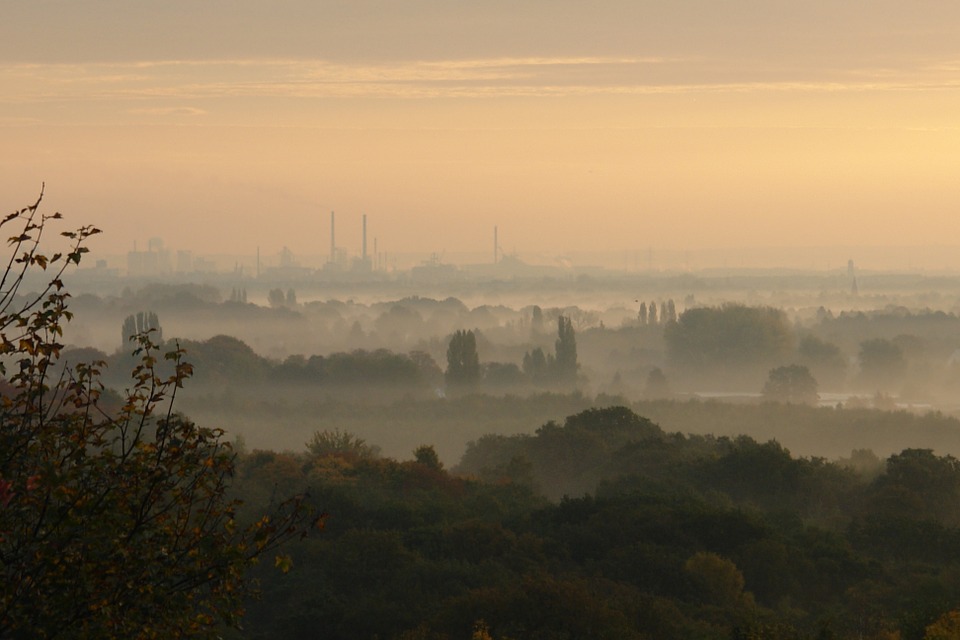 I camini inquinano di più quando c'è nebbia