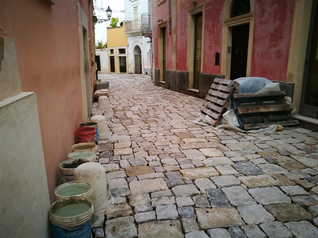 I lavori al basolato fra consensi e polemiche