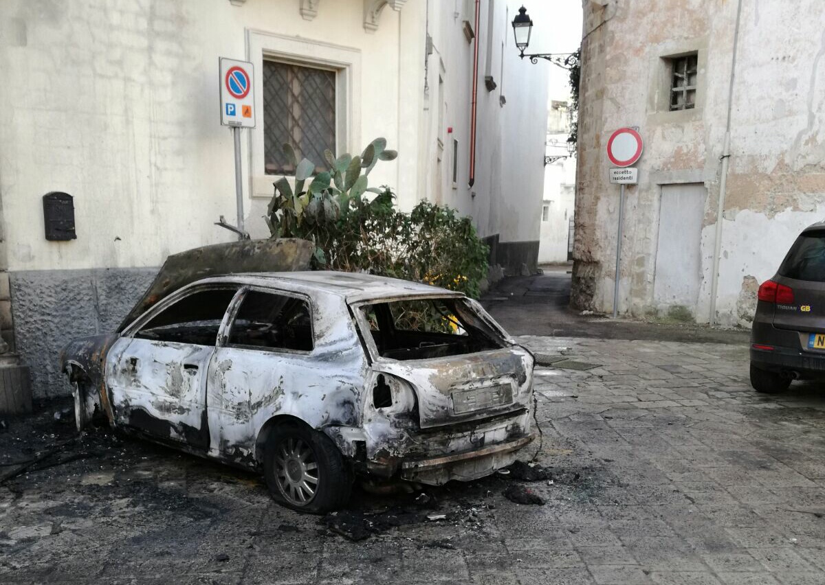 Auto a fuoco nella notte in pieno centro storico