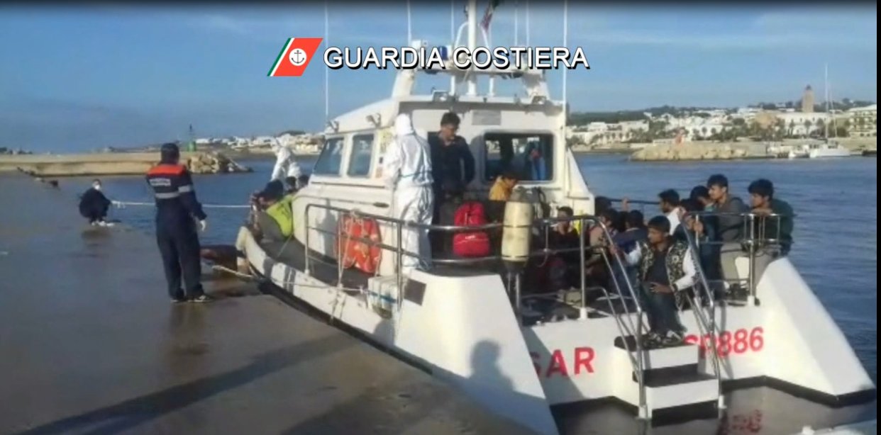Novantacinque migranti soccorsi al largo di Leuca Novantacinque migranti soccorsi al largo di Leuca