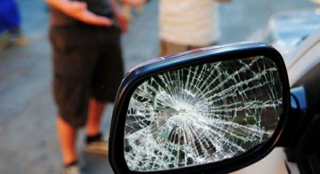 "Mi hai rotto lo specchietto, dammi 50 euro" "Mi hai rotto lo specchietto, dammi 50 euro"