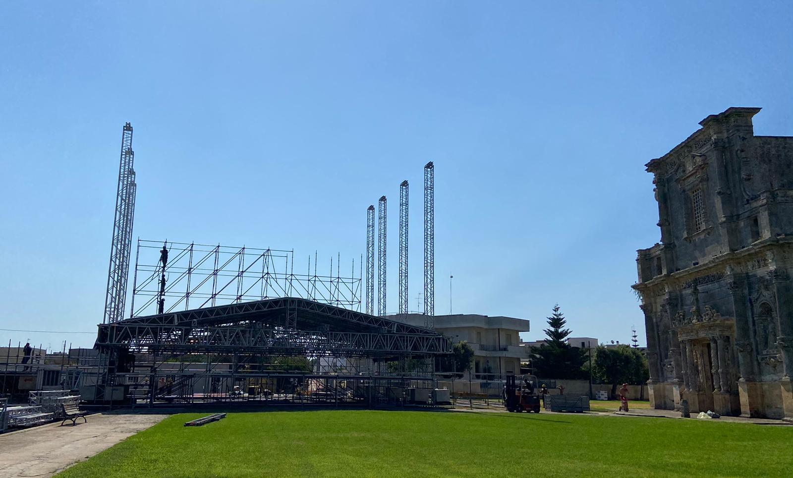 Il palco in costruzione