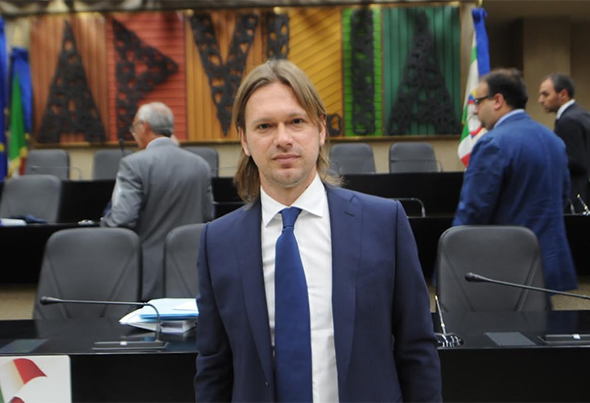 Gli attivisti 5 stelle in piazza con Casili