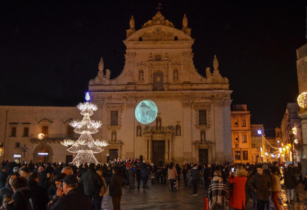Le luci si accendono e i bambini invadono piazza San Pietro chiusa al traffico