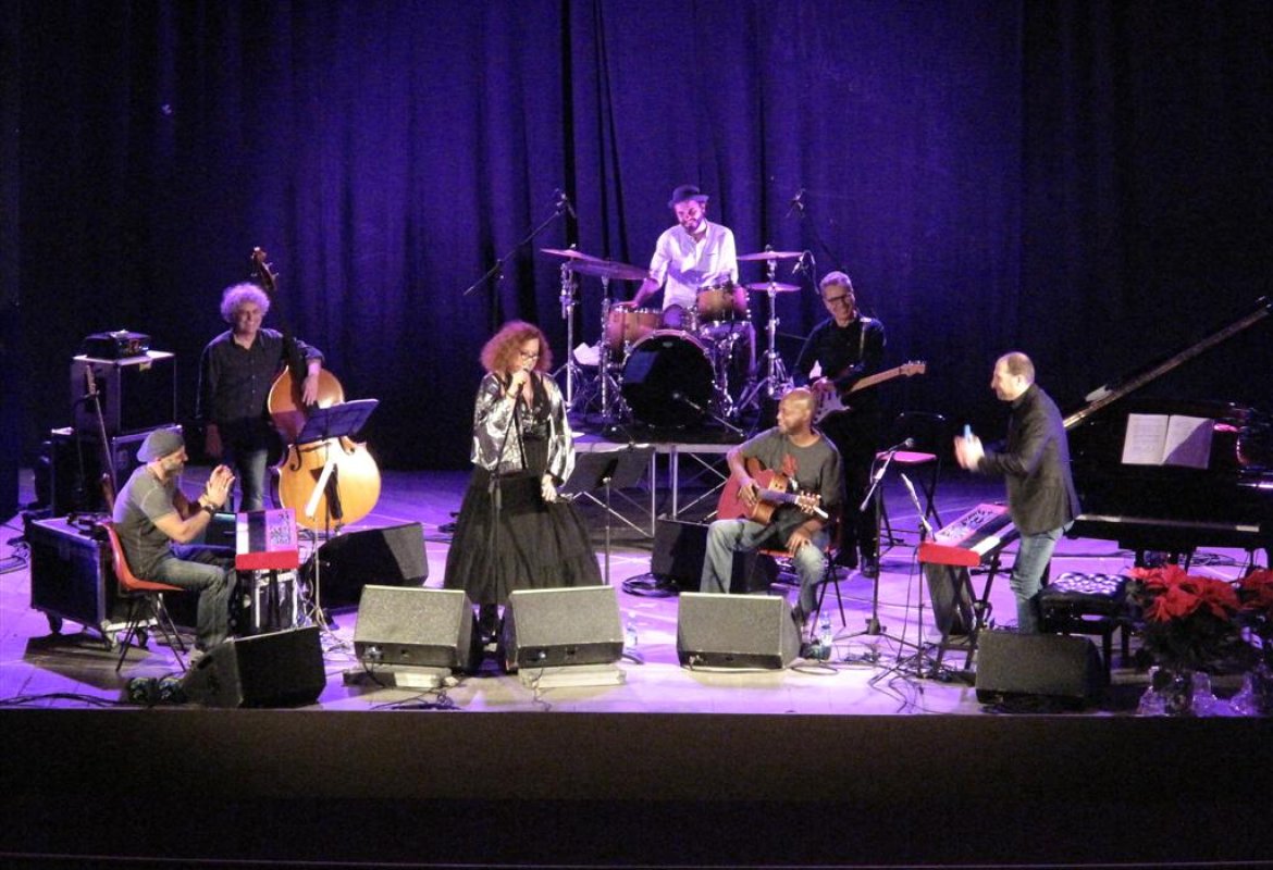 Sarah Jane Morris e Alessandro Quarta stregano il Cavallino Bianco