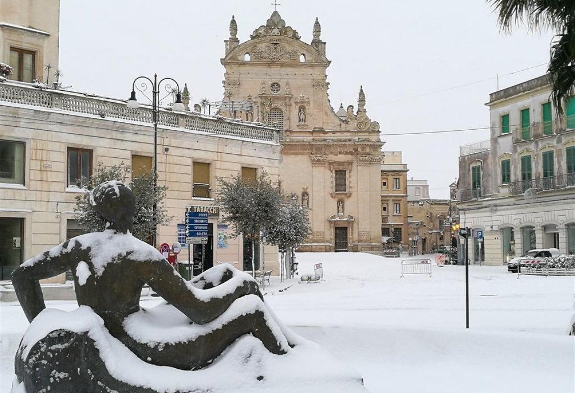 Le Scuole di ogni ordine e grado domani rimarranno chiuse. La Protezione Civile invita a limitare l'uso dell'auto solo ai casi di estrema necessità