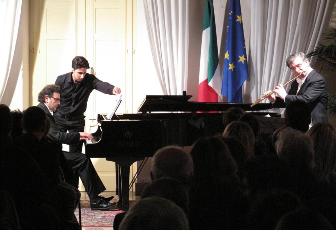 "Qualcuno dica ai responsabili della Chiesa del Carmine che il Papa emerito suona il pianoforte"