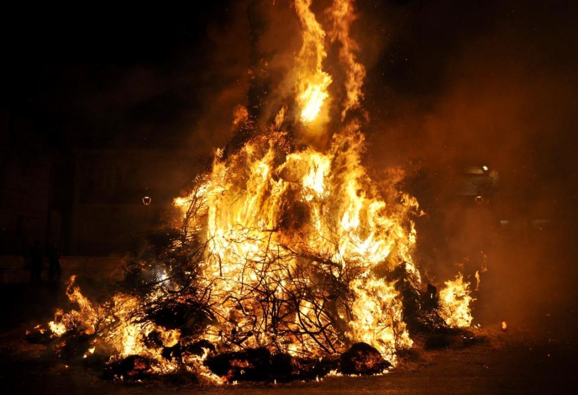 Qualcosa non va nello scoppio del petardo, 40enne perde la mano sinistra