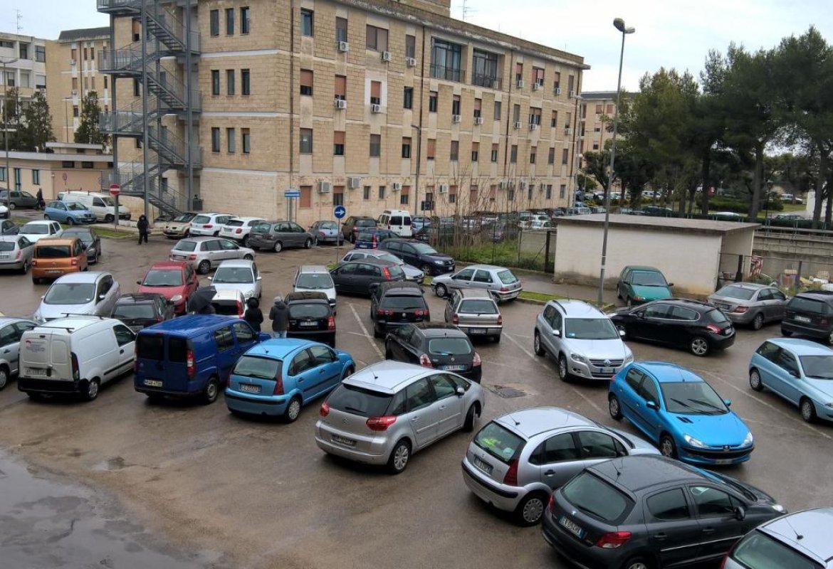 Parcheggi selvaggi, sotto la lente l'ospedale