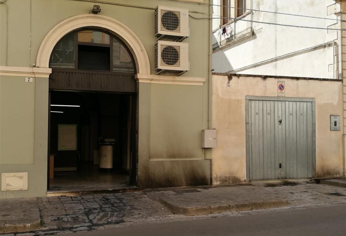 Fiamme nella notte nel Punto Enel di via Soleto