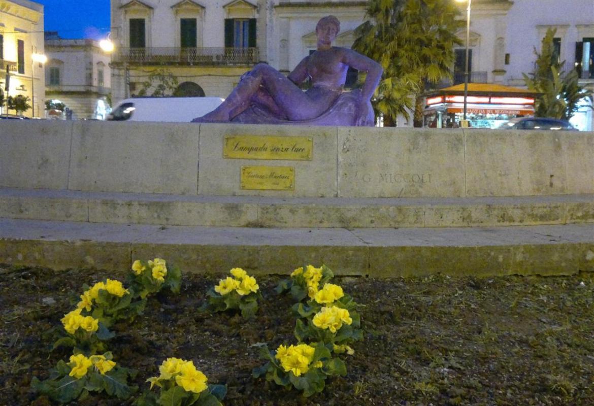 La 'Pupa' si illumina di rosa per festeggiare l'8 marzo
