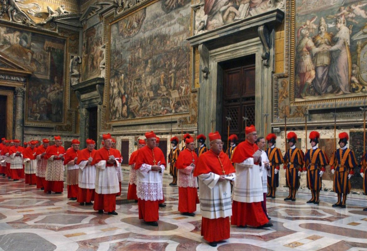 Il Conclave inizierà il 12 marzo. Lavori in corso nella Cappella Sistina