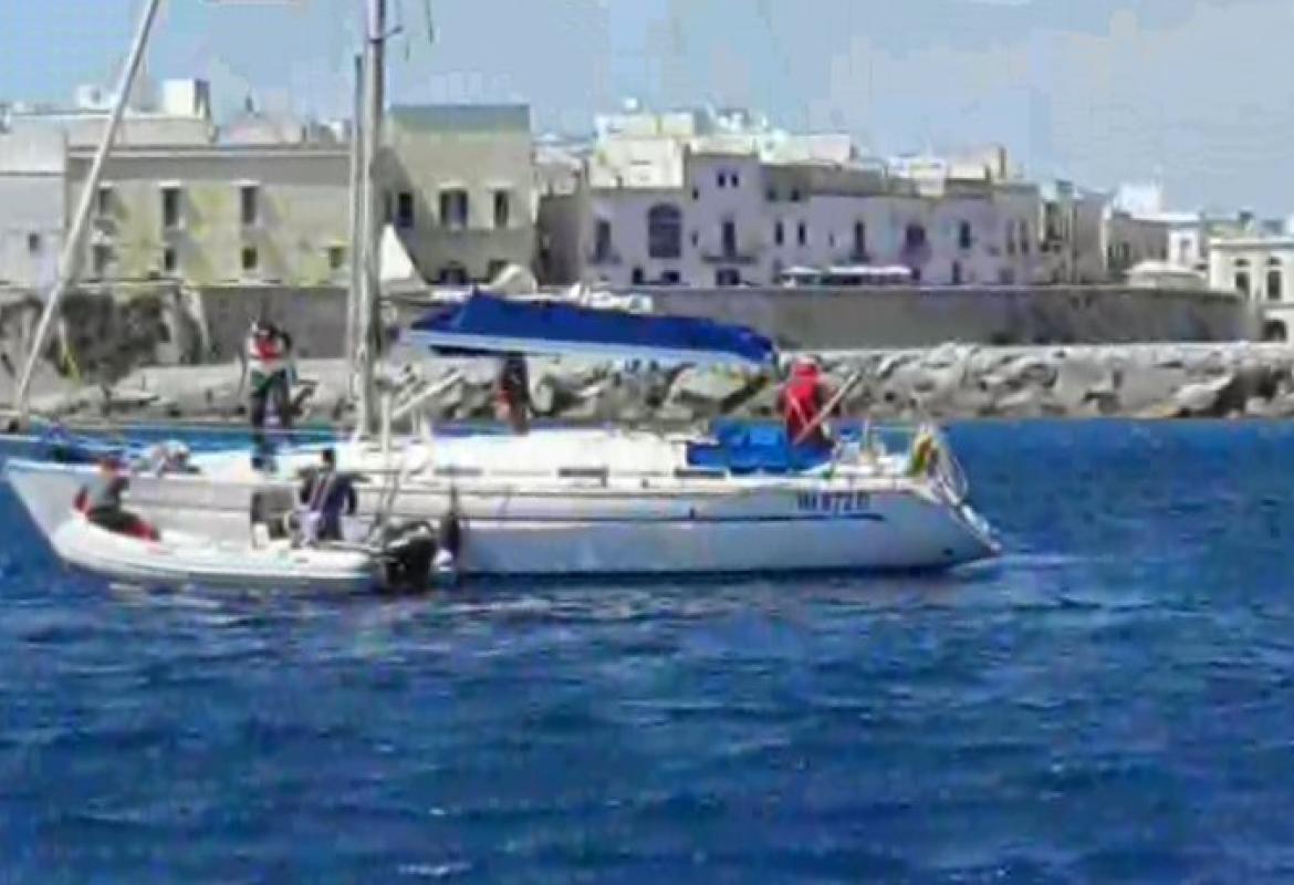 Barca a vela soccorsa dalla Guardia Costiera di Gallipoli