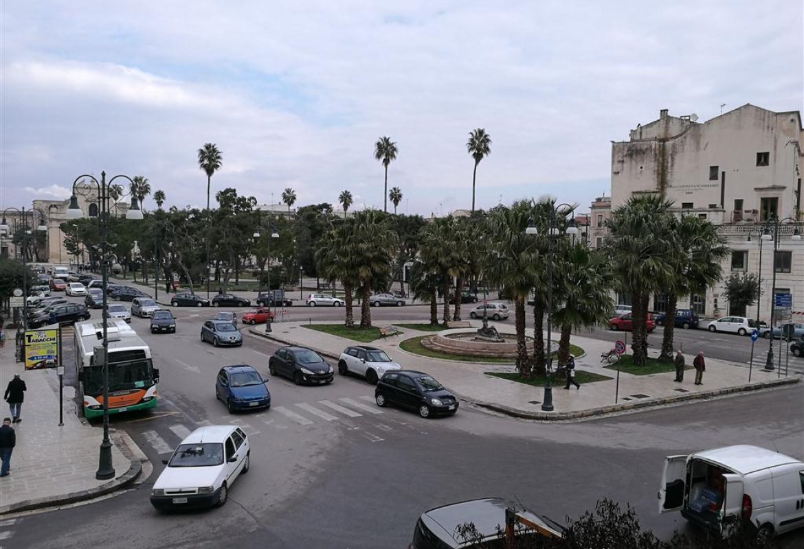 Strisce blu e parcheggi con tolleranza zero
