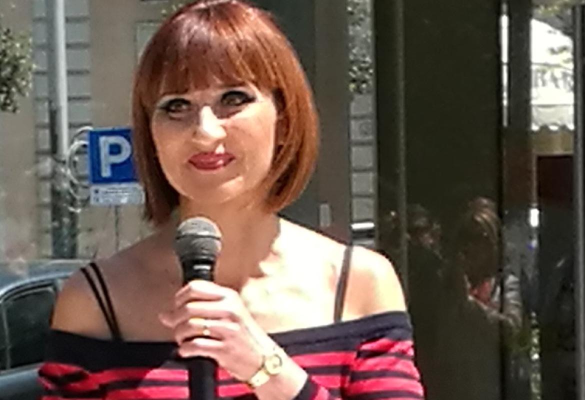 Paola Carrozzini in piazza con il programma e i candidati delle sue liste