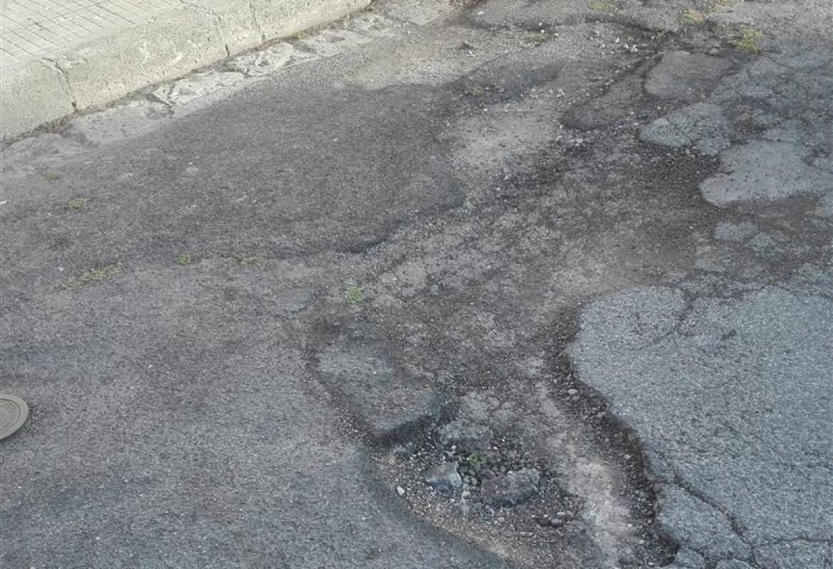 "Commissario non se ne vada senza aver fatto riparare le buche di via della Ceramica!"