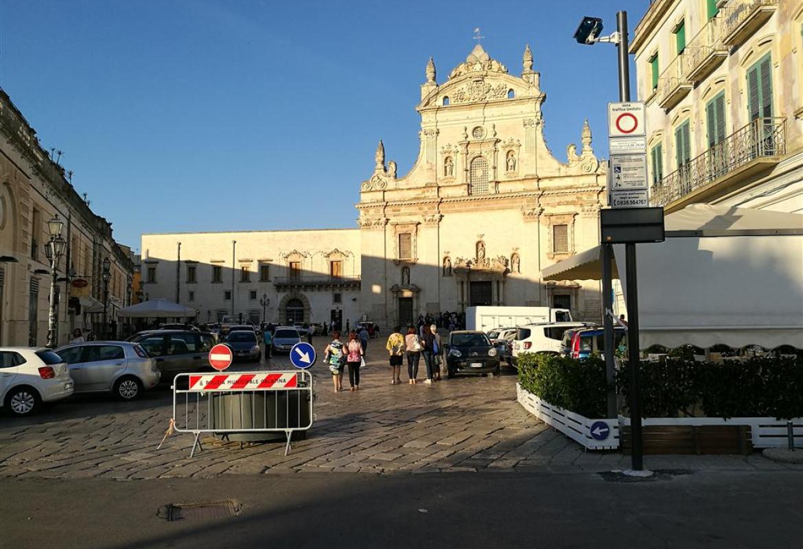 Centro antico aperto al traffico e commercianti (quasi) tutti contenti