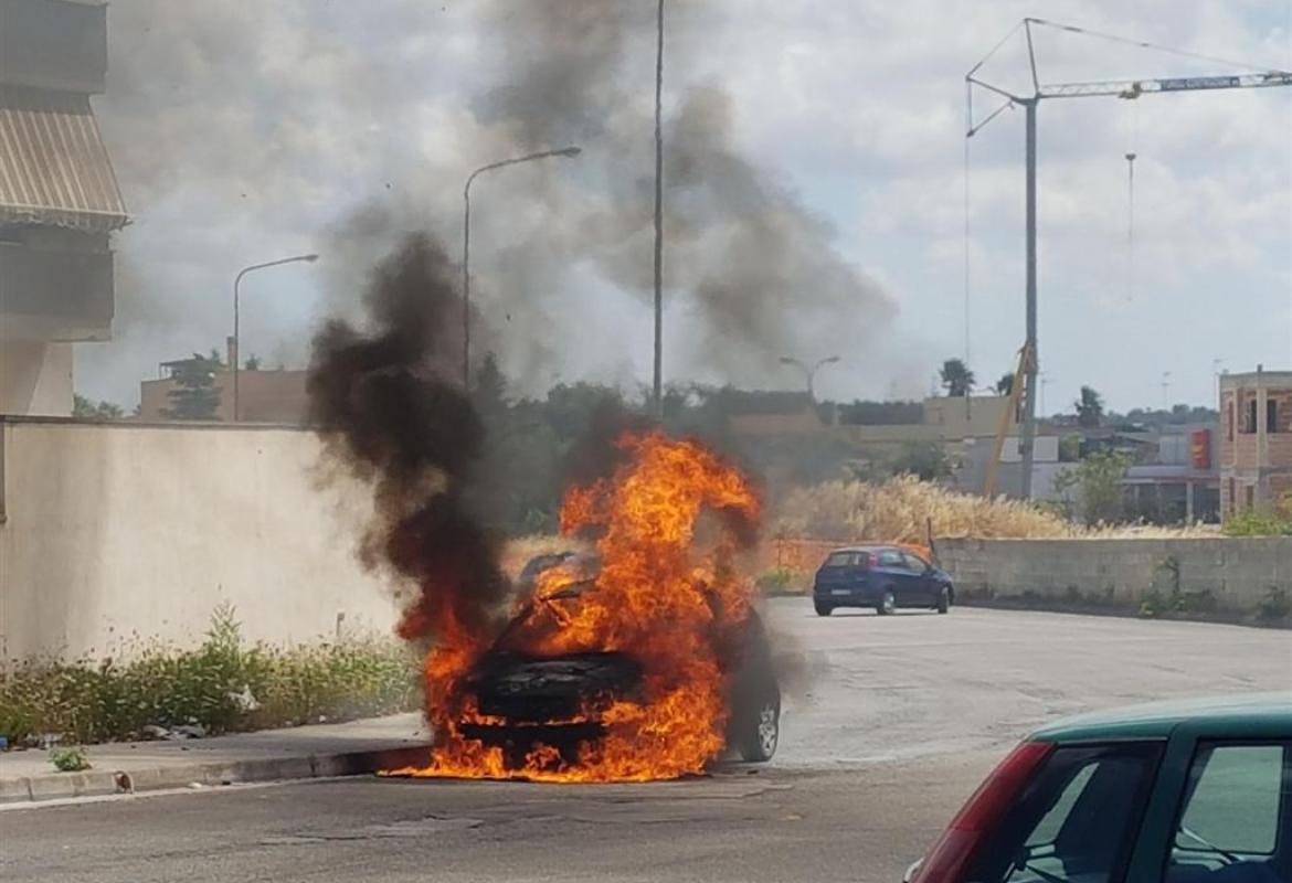 Riesce ad abbandonare l'auto poco prima che venga avvolta dalle fiamme
