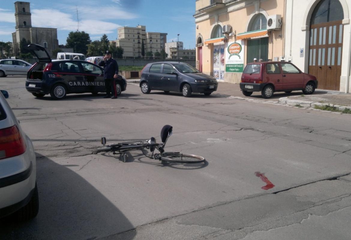 Cade dalla bicicletta, grave un anziano