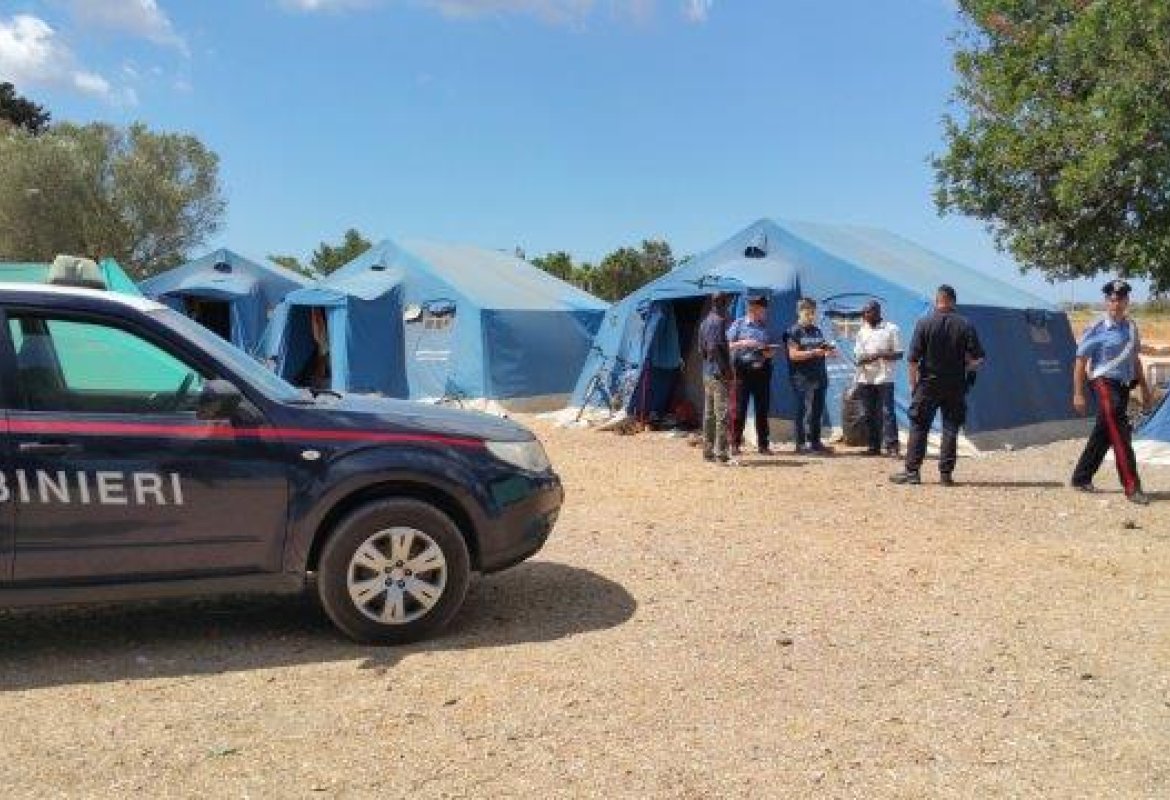 Operazione 'Aspra Terra', blitz all'alba, arrestato un caporale e denunciato il datore di lavoro