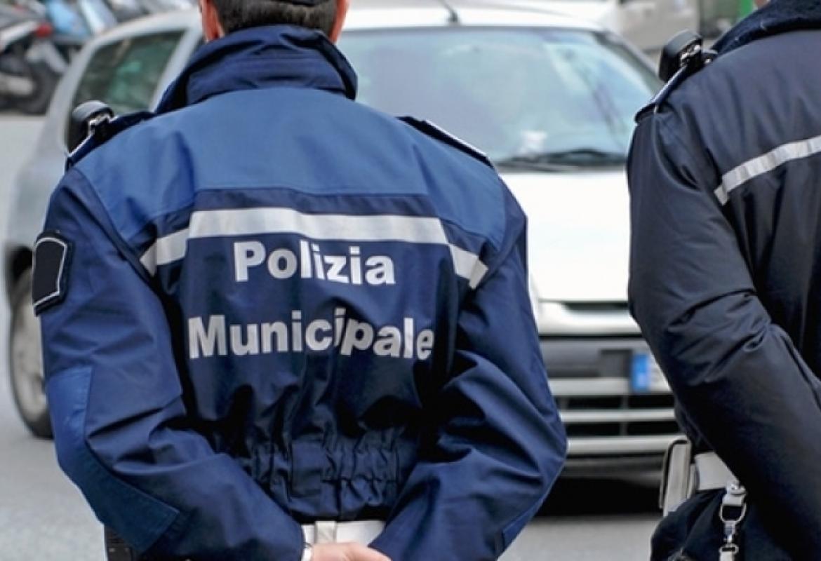 Getta i rifiuti in una fioriera e si becca una multa di 400 euro