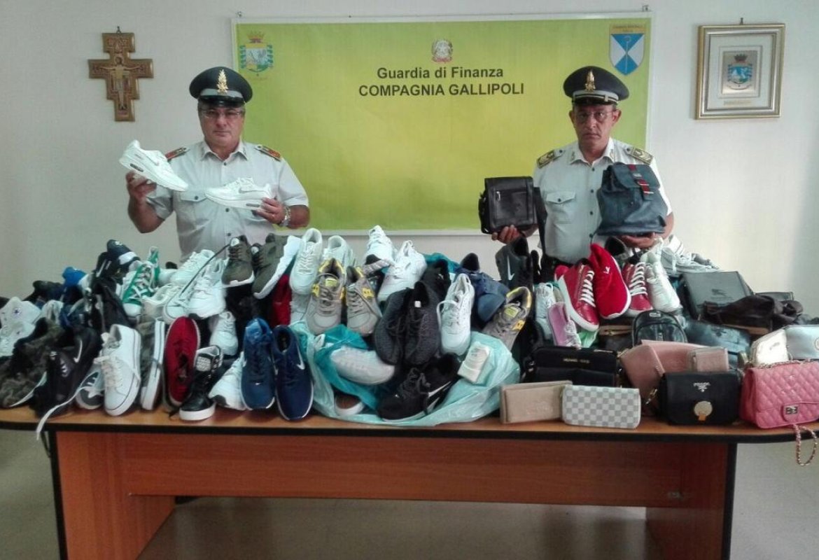 Sequestrate centinaia di scarpe e borse contraffatte