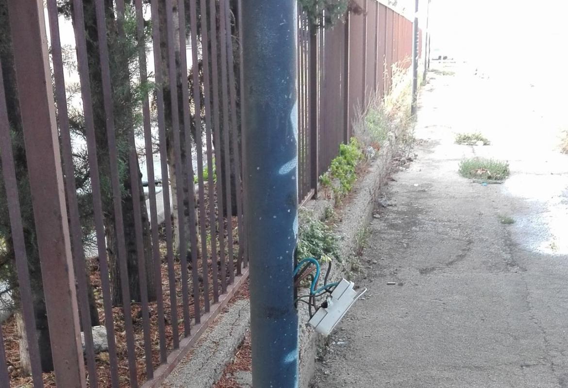 Fili scoperti in un palo dell'illuminazione, pericolo in via Silla a Galatina