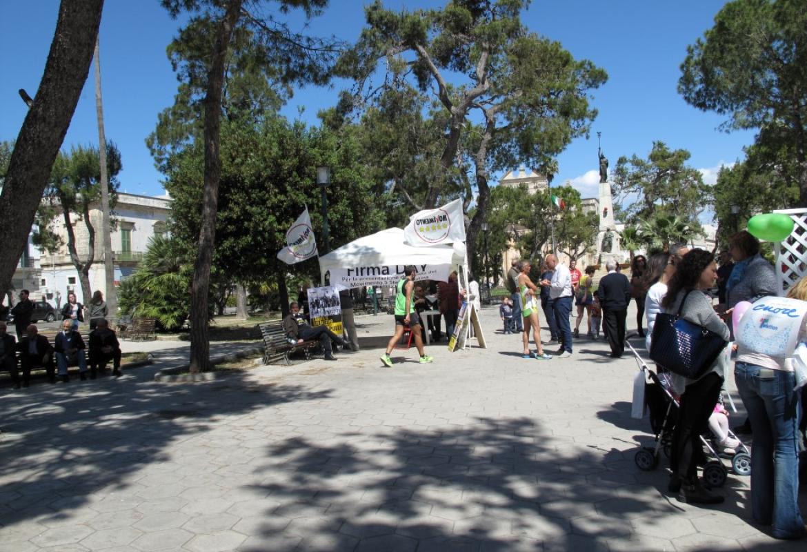 Grillini galatinesi in piazza contro il Rosatellum