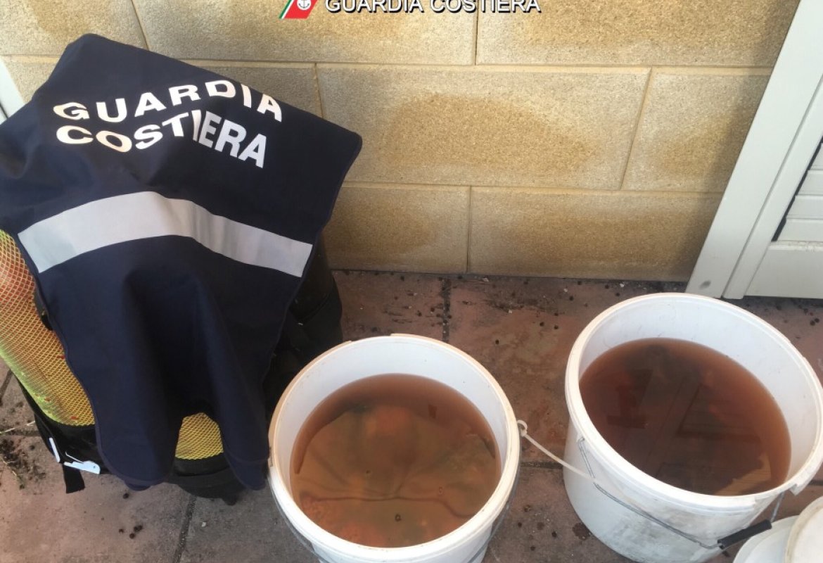 Pescavano nell'Area Marina Protetta di Porto Cesareo, denunciati