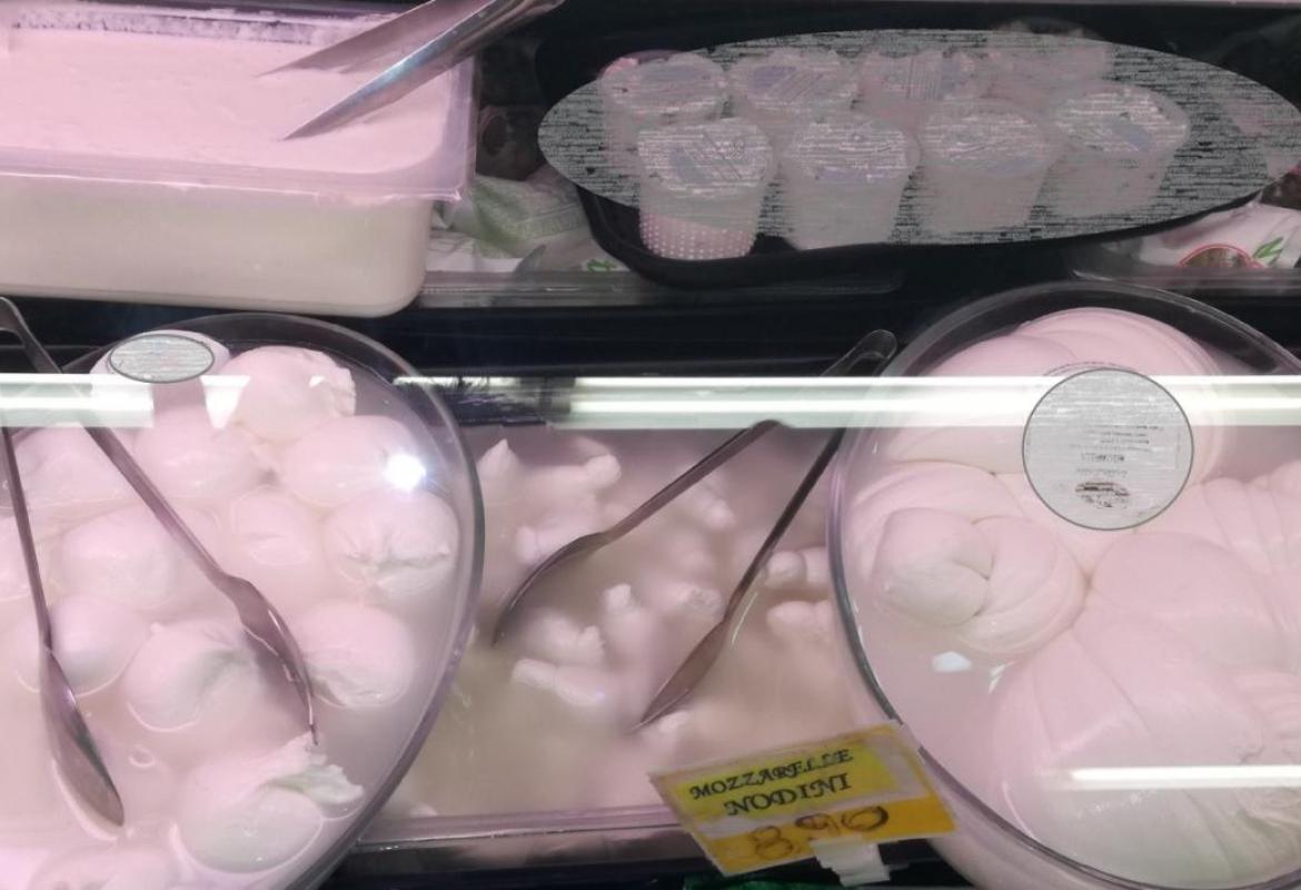 Sequestrati in due supermercati formaggi a pasta filata non confenzionati
