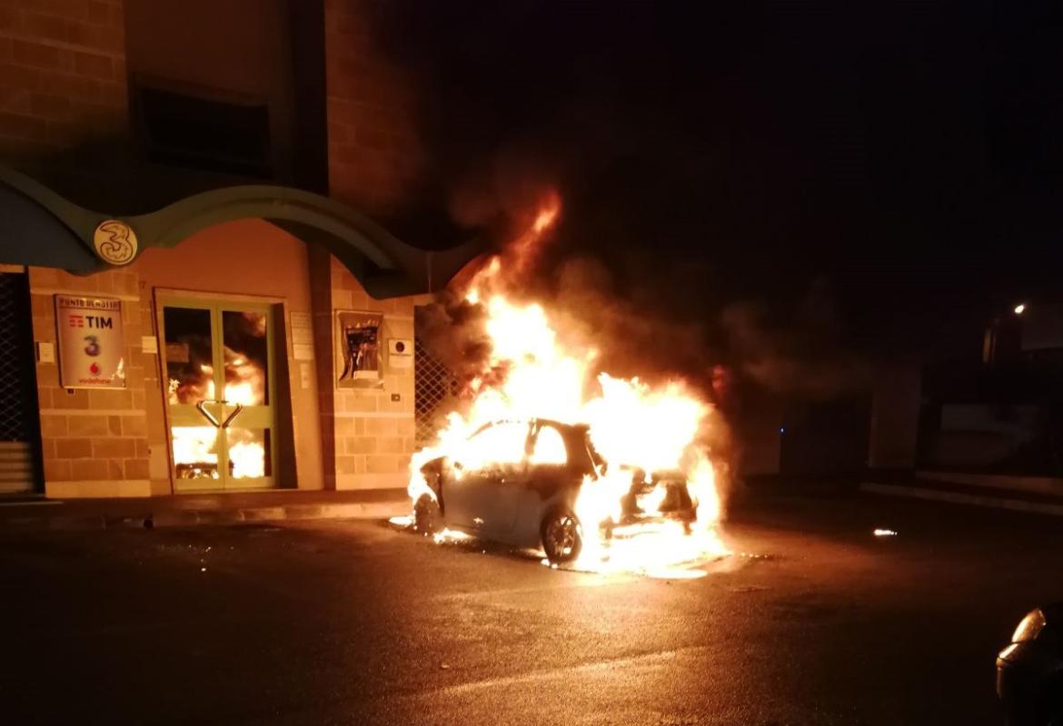 Nella notte va a fuoco un'auto in via Roma a Galatina