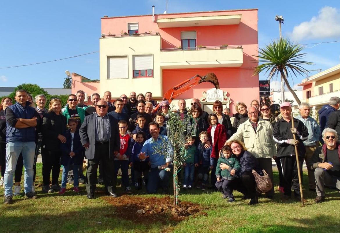 Piantati trenta alberi nel quartiere Giovanni Paolo II