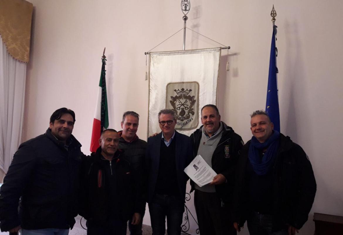 Una postazione fissa dei Vigili Urbani al Rione Italia. La petizione consegnata al Sindaco