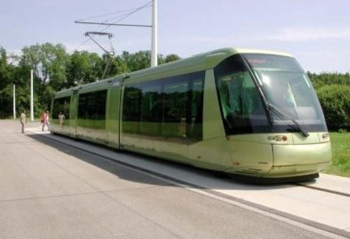All'orizzonte si intravede la metropolitana di superfice