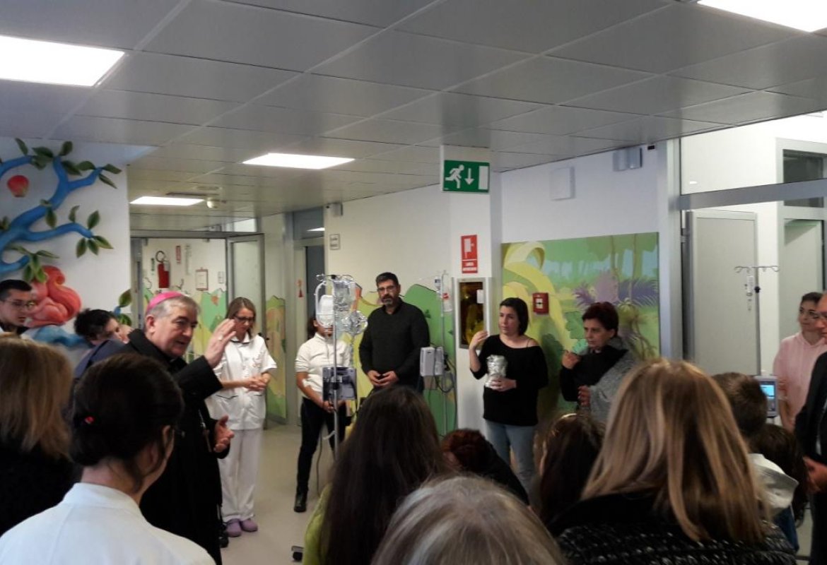  L'Arcivescovo di Lecce in visita al reparto di Oncoematologia Pediatrica