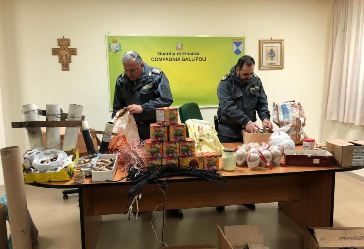Polvere da sparo sepolta in giardino e possesso di 6000 articoli pirotecnici, denunciato artigiano