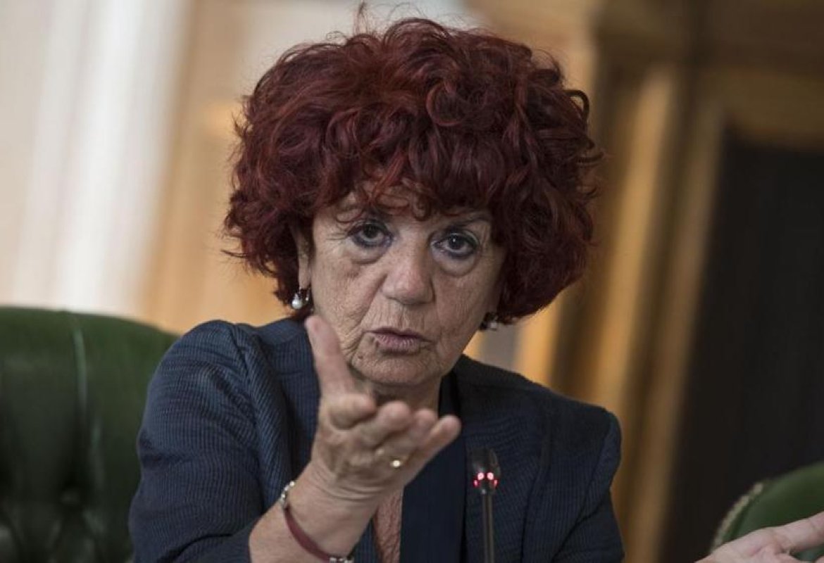 &quot;Richiedesi bella presenza per alternanza scuola-lavoro&quot; e il Ministro manda gli ispettori