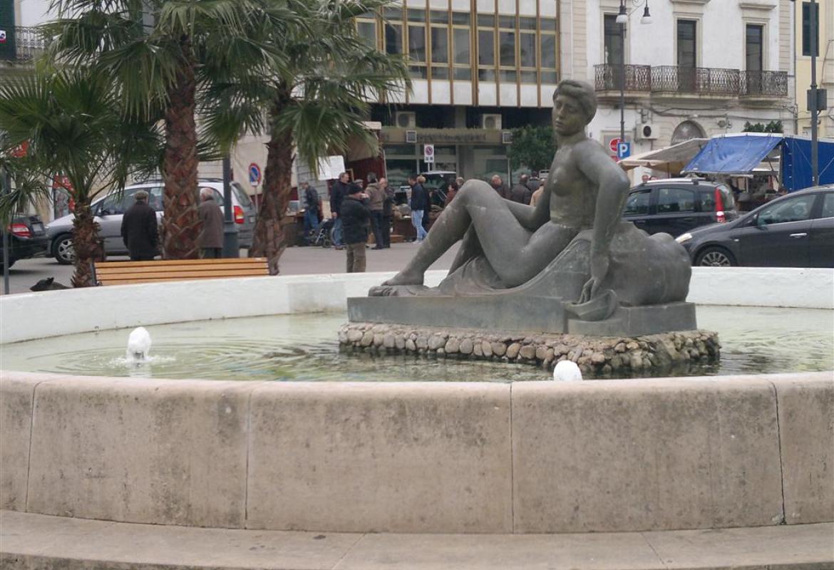 La 'Lampada senza luce' è un monumento femminista. In abbandono