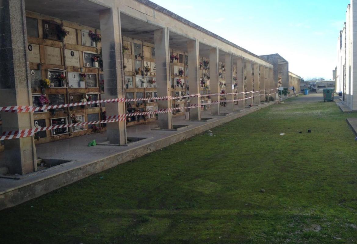 Raid vandalico e furto nel cimitero di Galatina