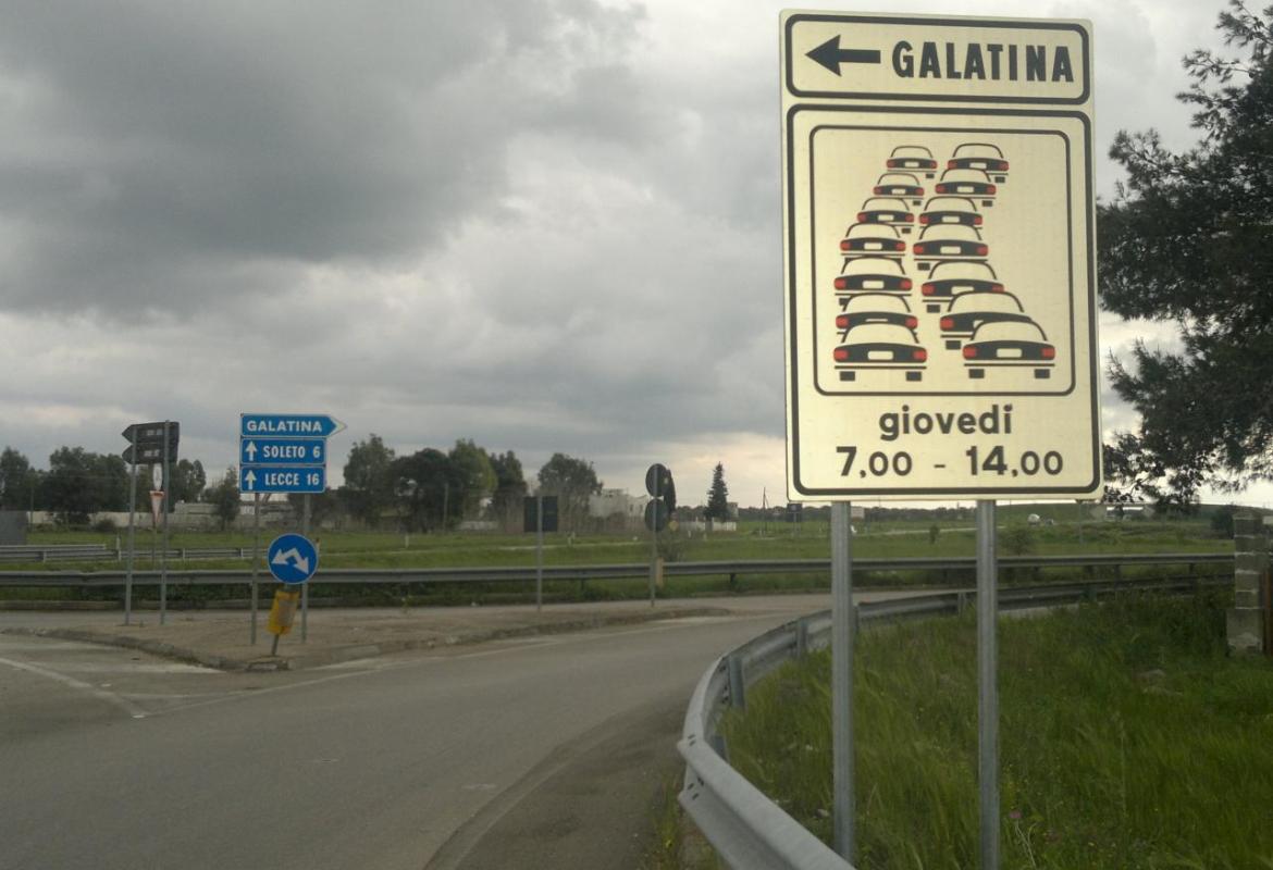 "Occhio alle code di auto il giovedì!". Due cartelli all'ingresso di Galatina