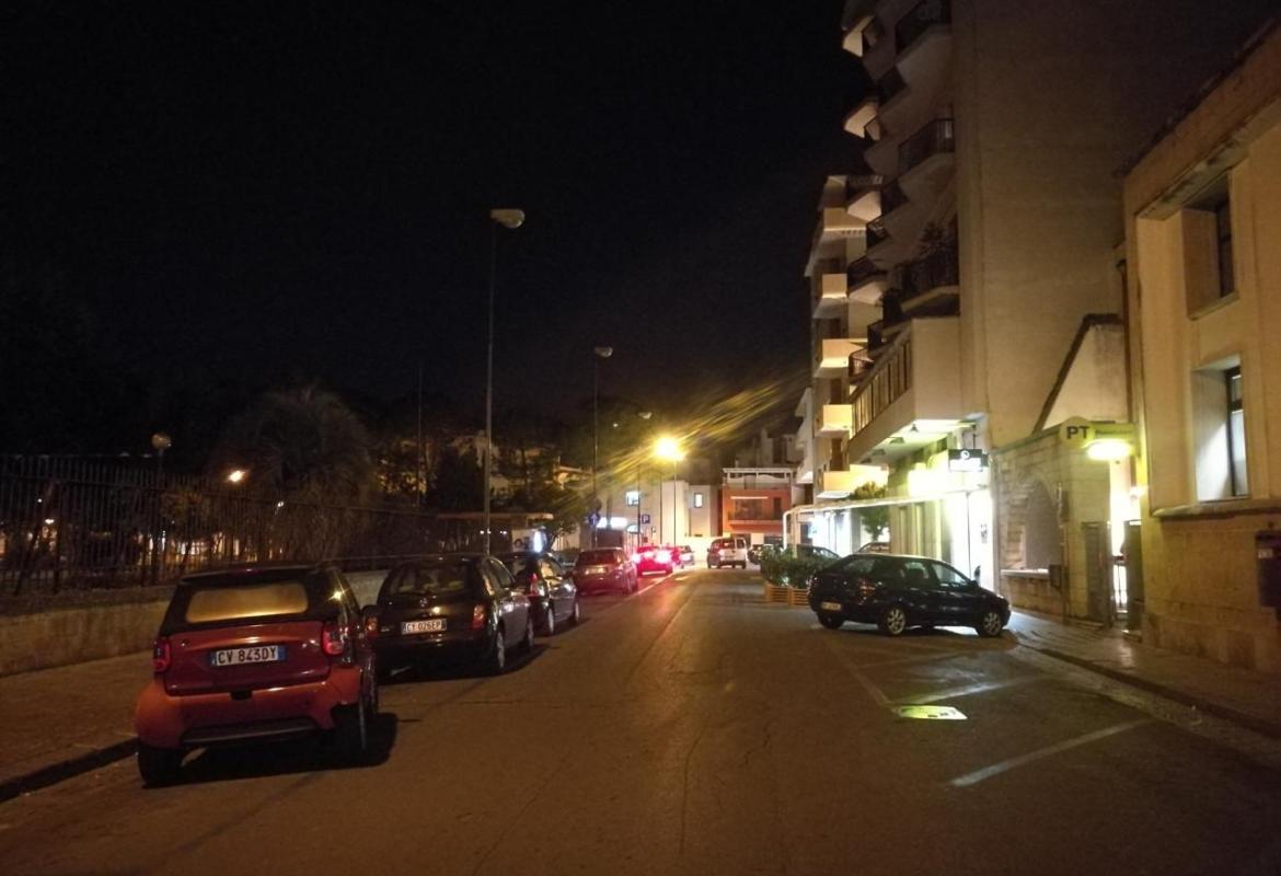 In Piazza Cesari lampioni spenti da mesi 